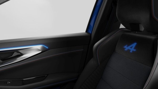 Седалките на Rafale са с подчертано спортен профил. Тапицерията от алкантара използва 61% рециклирани материали. Технологията за това е съвсем нова - всъщност Rafale е едва вторият автомобил, който ще я използва. Първият е Ferrari Purosangue. 
Във върховата версия Esprit Alpine седалките дори имат светещ ефект - буквата А в горната част на облегалката примигва в ритъма на човешко сърце, щом се доближите до автомобила. 